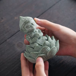 Aap tea pet op lotusbloem van hars en steenpoeder