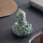 Aap tea pet op lotusbloem van hars en steenpoeder
