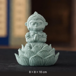 Aap tea pet op lotusbloem van hars en steenpoeder