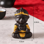 Aap tea pet van paarse klei — Handen op de knieën, zeer donkerbruin