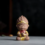 Aap tea pet van paarse klei — Handen samengevouwen, rozebruin