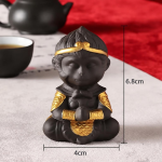 Aap tea pet van paarse klei — Handen samengevouwen, zeer donkerbruin