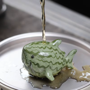 Aardewerken tea pet in haai-vorm met watermeloenmotief