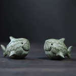 Aardewerken tea pet in haai-vorm met watermeloenmotief