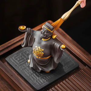 Beeldje van de Chinese god van de rijkdom in paarse klei