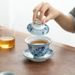Blauw-witte porseleinen gaiwan met retrodecor