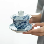 Blauw-witte porseleinen gaiwan met retrodecor
