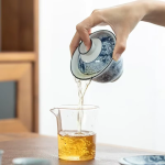 Blauw-witte porseleinen gaiwan met retrodecor