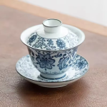 Blauw-witte porseleinen gaiwan met retrodecor — Blauw en grijs, bloemen en arabesken
