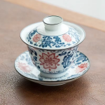 Blauw-witte porseleinen gaiwan met retrodecor — Blauw en roze, bloemen en arabesken