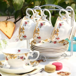 Bloemig theeservies set van beenderporselein — Wit met goud