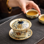 Bloemige gaiwan van keramiek met bloemenmotief