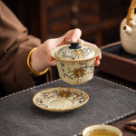 Bloemige gaiwan van keramiek met bloemenmotief