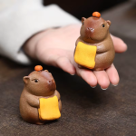 Capibara tea pet van paarse klei met litchimotief