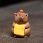 Capibara tea pet van paarse klei met litchimotief