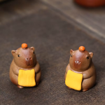 Capibara tea pet van paarse klei met litchimotief
