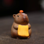 Capibara tea pet van paarse klei met litchimotief