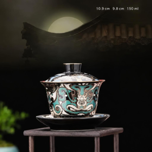 Chinees theeservies van porselein met glazuurdecor