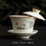Chinese gaiwan van handbeschilderd Dehua-porselein — Lotus met roze knop