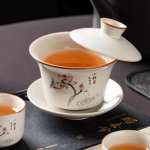 Chinese gaiwan van handbeschilderd Dehua-porselein — Roze lotus met inscriptie