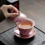 Chinese gaiwan van keramiek met pioenrozen