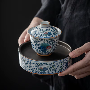 Chinese gaiwan van porselein met bloem of fruitmotief