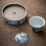 Chinese gaiwan van porselein met bloem of fruitmotief