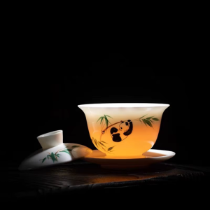 Chinese gaiwan van porselein met handgeschilderde pandabeer