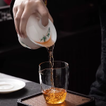 Chinese gaiwan van porselein met handgeschilderde pandabeer