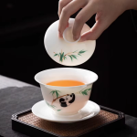 Chinese gaiwan van porselein met handgeschilderde pandabeer