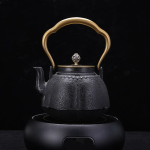 Chinese gietijzeren theepot met messing handvat