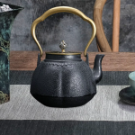 Chinese gietijzeren theepot met messing handvat