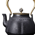 Chinese gietijzeren theepot met messing handvat