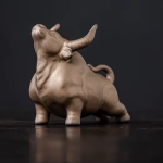 Chinese stier beeldje van keramiek — Kop omhoog, lichtbrons