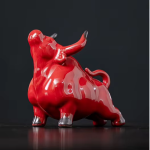 Chinese stier beeldje van keramiek — Kop omhoog, rood