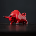 Chinese stier beeldje van keramiek — Kop omlaag, rood