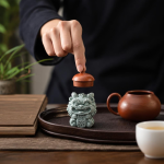 Chinese theefigurine van keramiek met mythische wezens