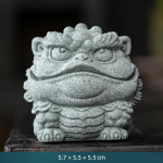 Chinese theefigurine van keramiek met mythische wezens — Gefronst gezicht