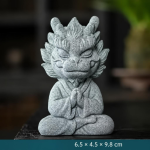 Chinese theefigurine van keramiek met mythische wezens — In kleermakerszit, handen gevouwen