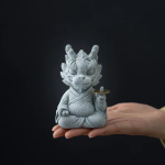 Chinese theefigurine van keramiek met mythische wezens — In kleermakerszit met voorwerp