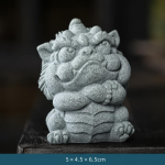 Chinese theefigurine van keramiek met mythische wezens — Met gekruiste armen