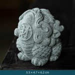 Chinese theefigurine van keramiek met mythische wezens — Op vier poten met medaillon