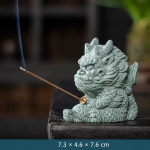Chinese theefigurine van keramiek met mythische wezens — Zittend met gouden ring