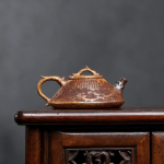 Chinese Yixing theepot van zisha-klei met landschap