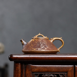 Chinese Yixing theepot van zisha-klei met landschap