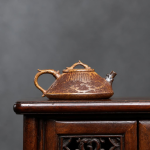 Chinese Yixing theepot van zisha-klei met landschap