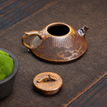 Chinese Yixing theepot van zisha-klei met landschap