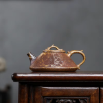 Chinese Yixing theepot van zisha-klei met landschap