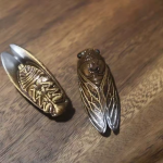 Cicade tea pet met gouden accenten
