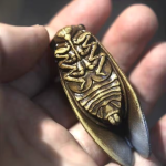 Cicade tea pet met gouden accenten